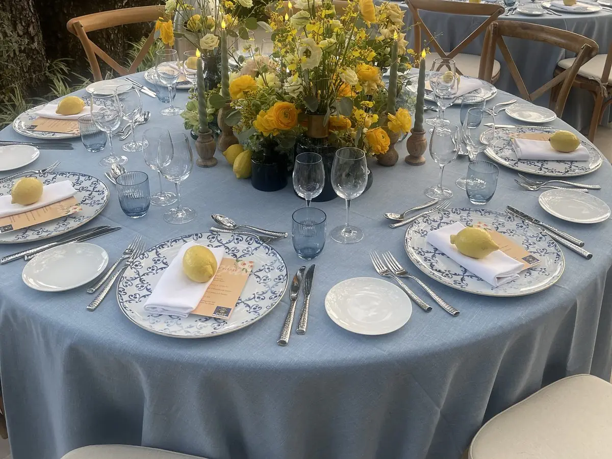 Table de gala, orchidées violettes et candélabres de cristal